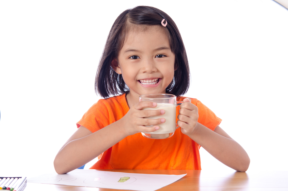 Memasuki masa sekolah, anak masih perlu asupan nutrisi tambahan dari susu. Lalu, bagaimana cara memilih susu terbaik untuk anak usia sekolah?
