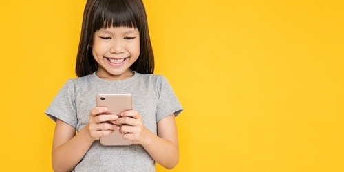 Perlu Dibatasi, Ini 8 Hal yang Mungkin Terjadi Akibat Anak Sering Main Handphone