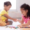 8 Cara Mengajarkan Anak agar Mau Berbagi dengan Orang Lain