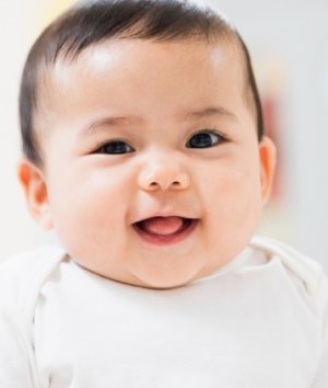 Ketahui Umur Berapa Bayi Bisa Melihat & Cara Stimulasinya