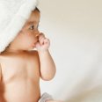 Kenali Penyebab dan Risiko Bayi Suka Menggigit Jarinya