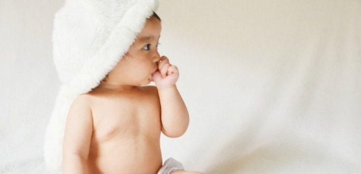 Kenali Penyebab dan Risiko Bayi Suka Menggigit Jarinya
