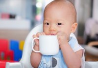 Kapan Ajarkan Bayi Minum dari Gelas dan Bagaimana Caranya?