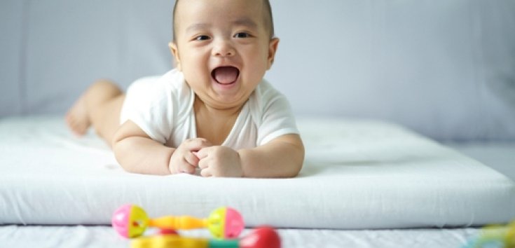 Umur Berapa Bayi Bisa Tengkurap dan Bagaimana Melatihnya?