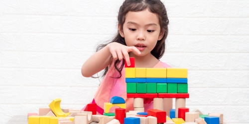 Manfaat bermain penting untuk optimalkan fungsi kognitif dan keterampilan anak. Cari tahu rekomendasi permainan mendidik untuk anak 3 tahun di sini!