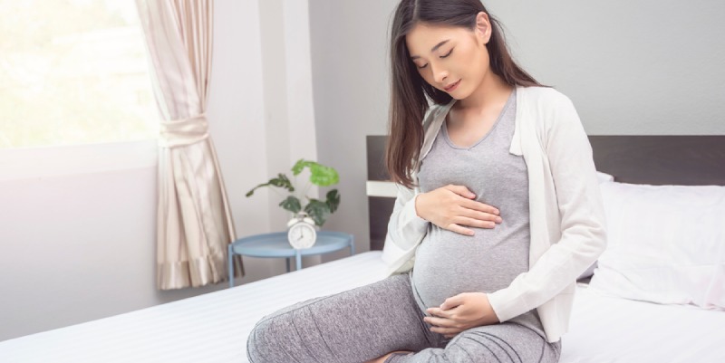 Keluar flek umum terjadi trimester pertama kehamilan. Apa penyebab flek muncul saat hamil serta bagaimana cara mengatasinya?