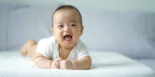 Normalkah Bayi Usia 5 Bulan Belum Bisa Tengkurap?
