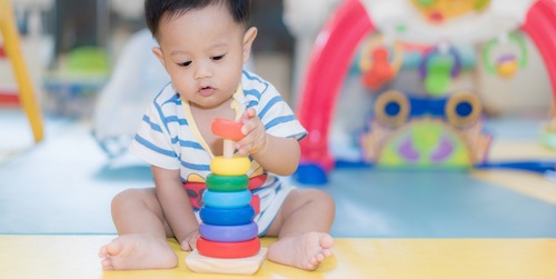 Temukan tips dan aktivitas yang cocok untuk stimulasi perkembangan bayi 9 bulan guna membantu keterampilan motorik, kognitif dan sosial-emosionalnya.