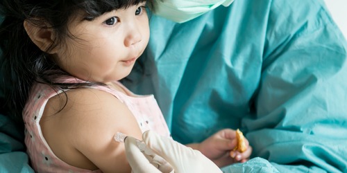 Imunisasi kejar diberikan kepada anak yang telat atau belum mendapatkan vaksin tertentu sama sekali. Bagaimana aturannya?